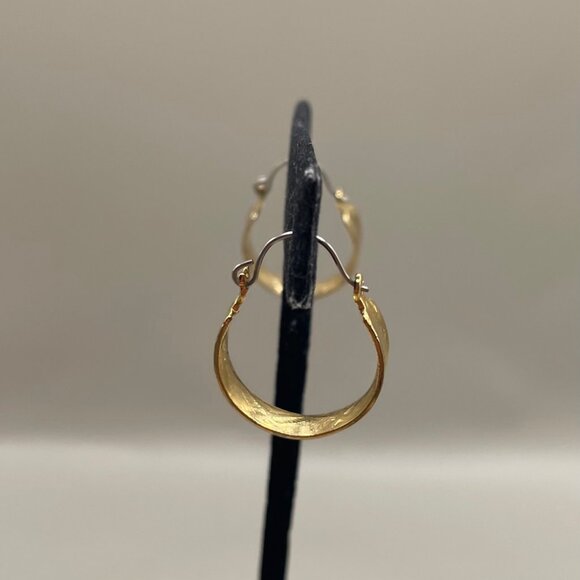 Vintage Gold Tone Scrolled Etched Small Hoop Sangle Drop Earrings - Picture 2 of 5